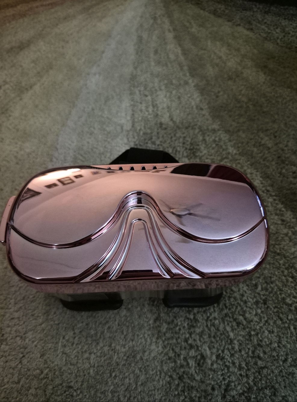 Rose Gold VR Headset - Sleek Virtual Reality Goggles
